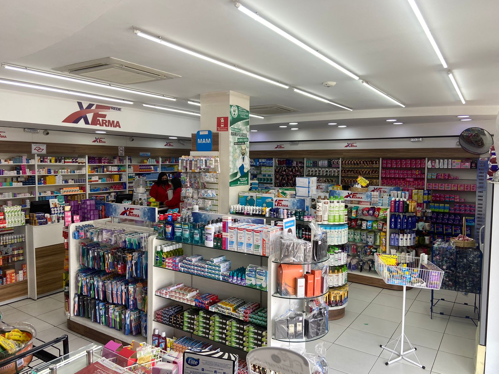 Farmacêutica atendendo cliente com atenção e cuidado