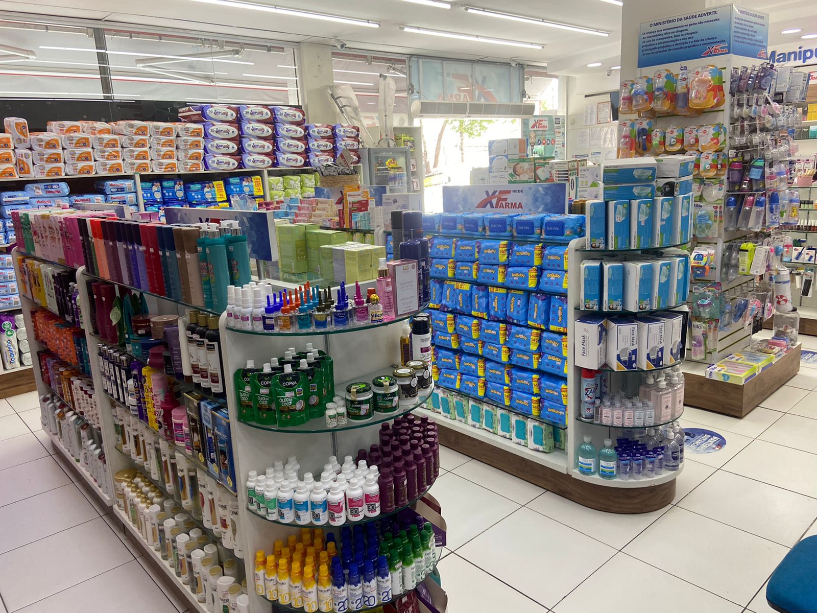 Corredor com ampla variedade de produtos de saúde e bem-estar