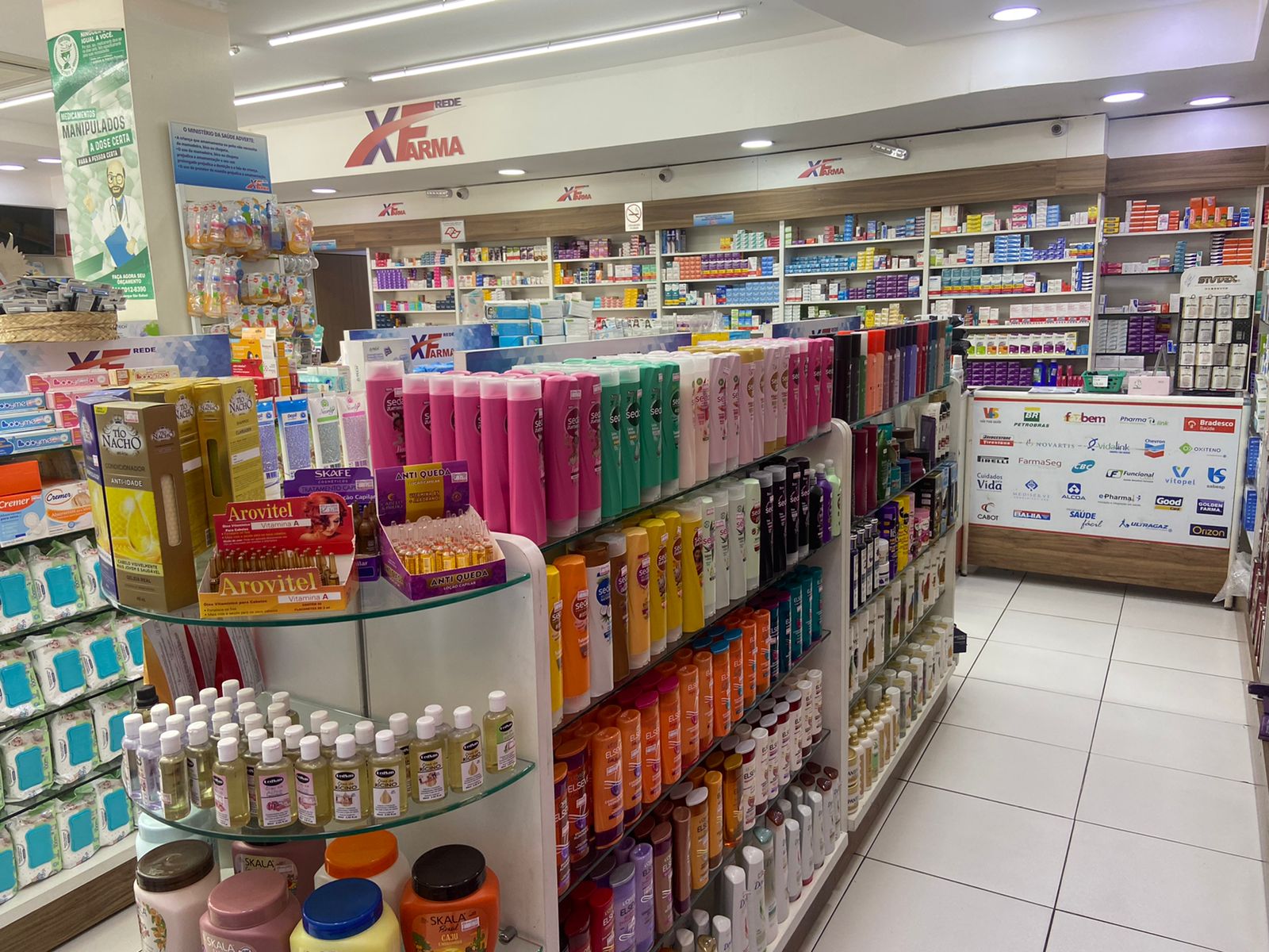 Interior espaçoso e organizado da Drogaria XFarma